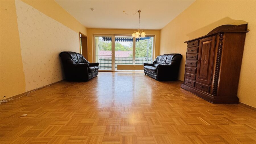 Gepflegte Etagenwohnung in hervorragender Wohnlage mit Carport und großem Balkon - Wohn / Esszimmer / Zugang Balkon